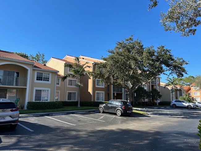 Building Photo - ANNUAL RENTAL - 1ST FLOOR 3 BED / 2 BATH C...