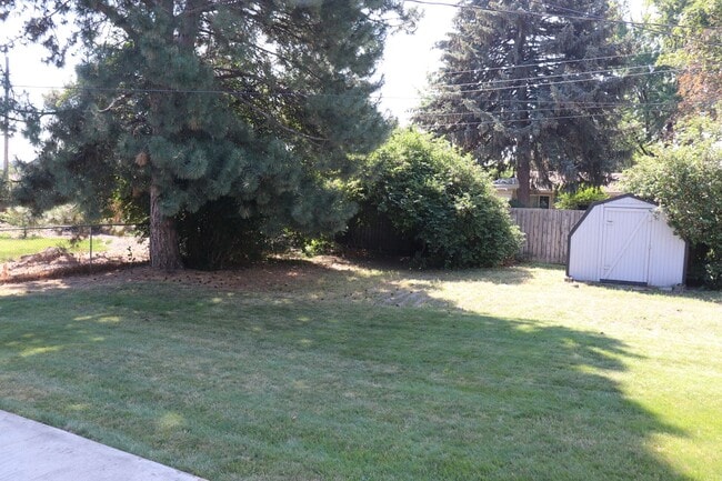 Building Photo - Single Level Living with attached garage