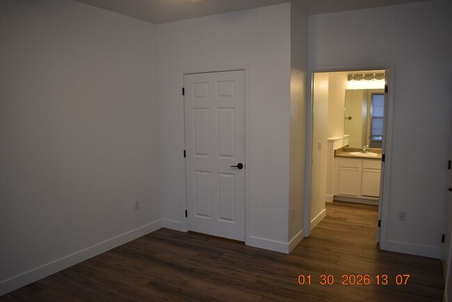 Building Photo - Beautiful Ground Floor Condo in Falling Water Condominiums!!