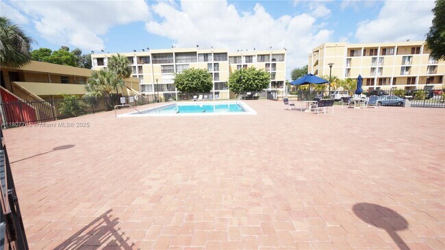 Building Photo - 9180 Fontainebleau Blvd
