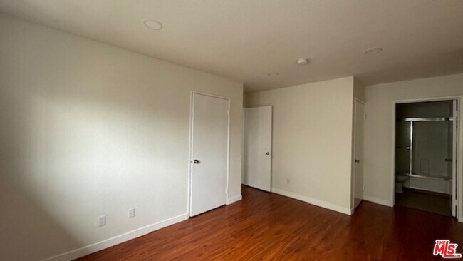 Building Photo - 4826 Rosewood Ave