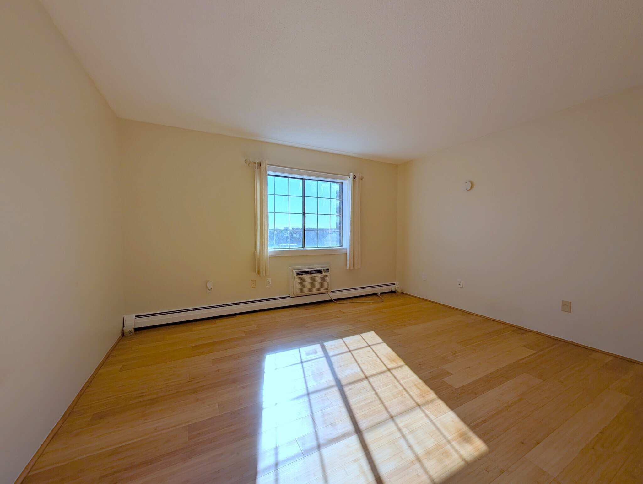 Building Photo - 474 Broadway