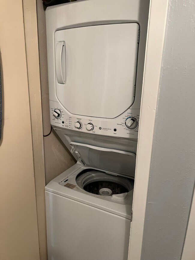 Building Photo - Spring Semester Discount! 2 Br/Bth Corner Unit