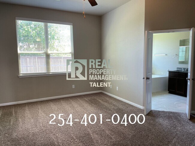 Building Photo - DEAL ALERT!!! 3 Bedroom, 2 Bathroom Home f...
