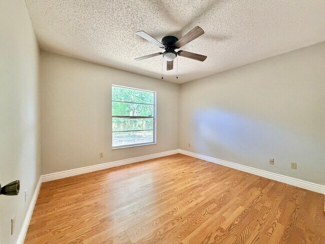 Building Photo - Spacious Home with Large Yard and Central Location! Close to Major Shopping and Dining!