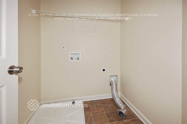 Building Photo - 2245 Village Green Dr