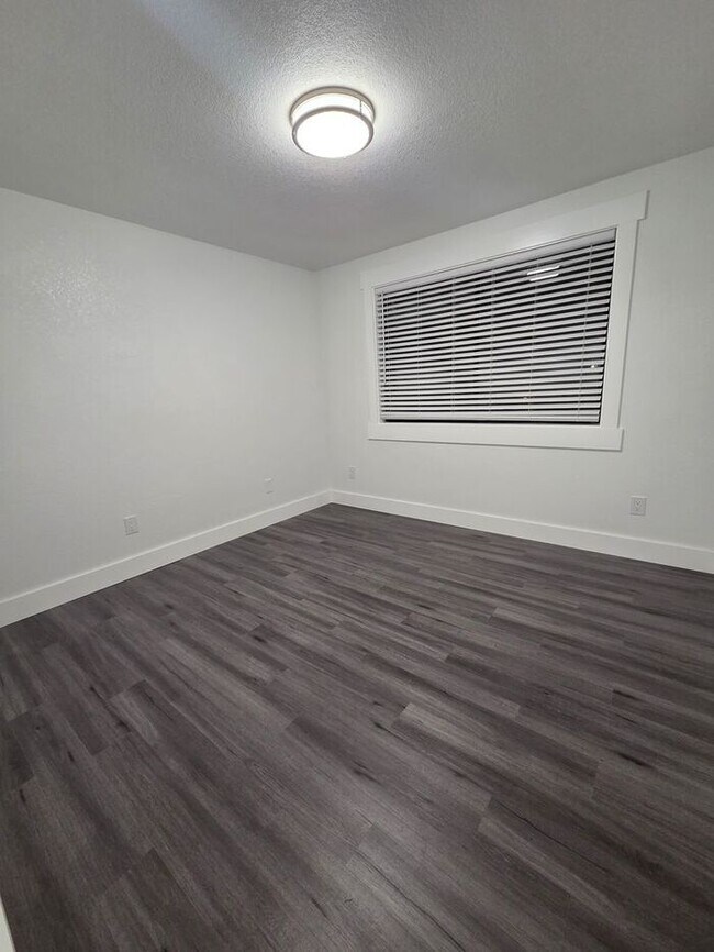 Building Photo - Must see Interior!! Tacoma 5 Bed with Large Fenced Back Yard on Dead End Street!