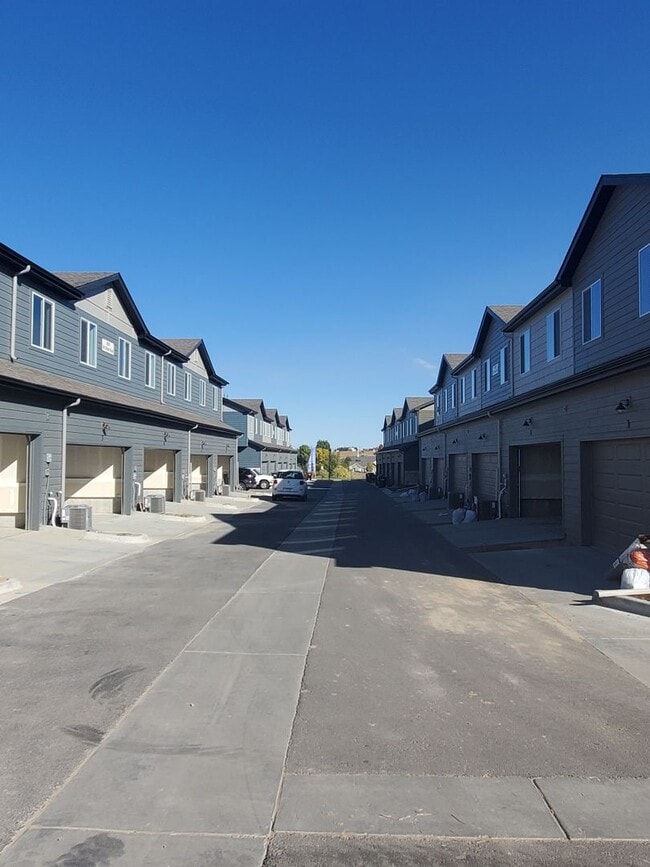 Building Photo - Updated and Bright 3 Bedroom Townhouse in Greeley!