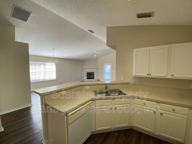 Building Photo - 2615 Creek Ridge Dr