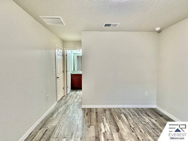 Building Photo - 10 Ryall Ln