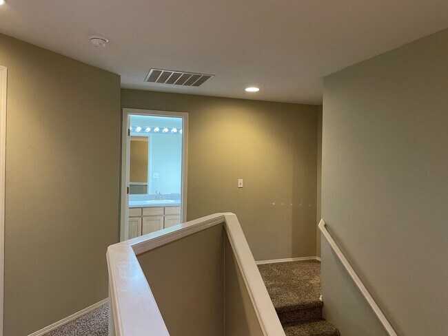 Building Photo - Adorable 4 Bedroom 2.5 Bath Home in Fisher's Landing! Fully Fenced Backyard! Mountain View High S...