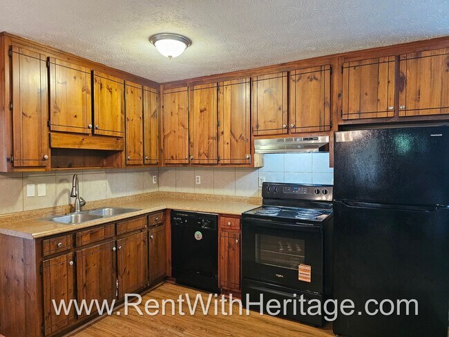 Building Photo - GREAT HOME / 3 BEDROOMS AND BONUS ROOM / GREAT LOCATION /  PRIVATE FENCED YARD