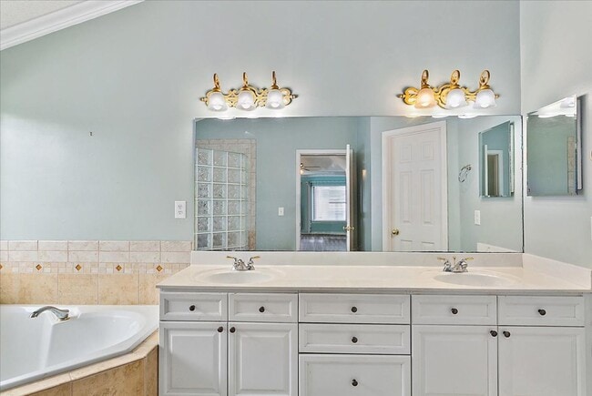 Building Photo - Beautiful Pool Home in highly desired Osprey Pointe!