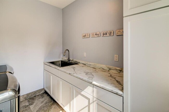 Building Photo - Incredible furnished house on Madison's West Side