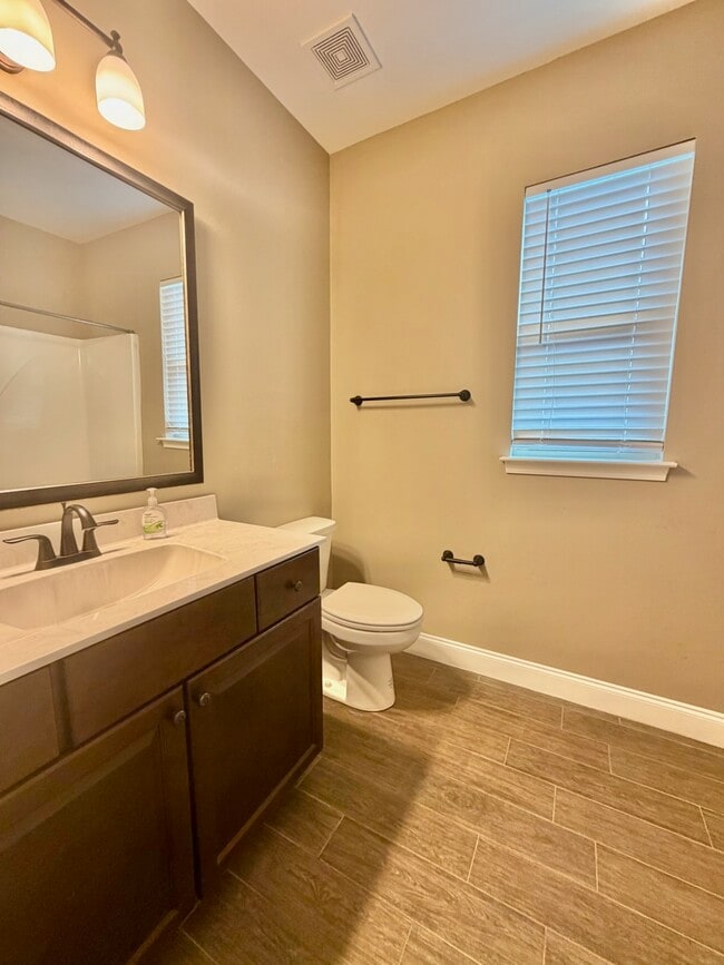 Building Photo - 131 Fetting Ave