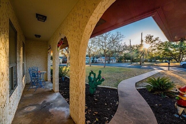 Building Photo - 1208 Crenwelge Dr