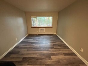 Building Photo - 700 E North St