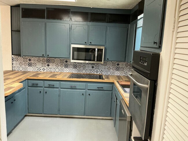 Building Photo - COMING SOON 4/2 with Acreage & BONUS SPACE