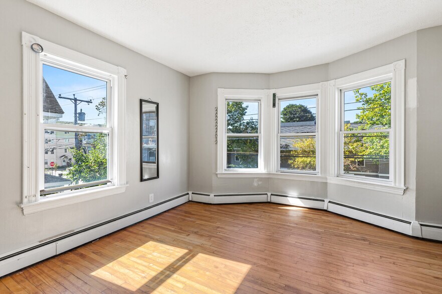 Building Photo - 174 Bartlett St