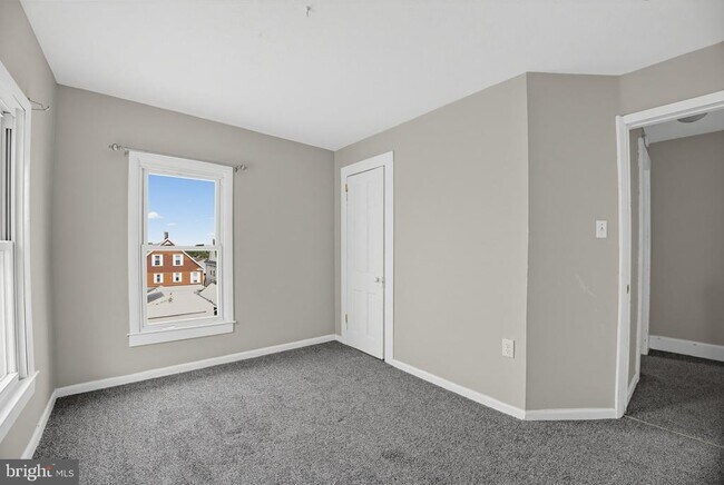 Building Photo - 1124 W Locust St