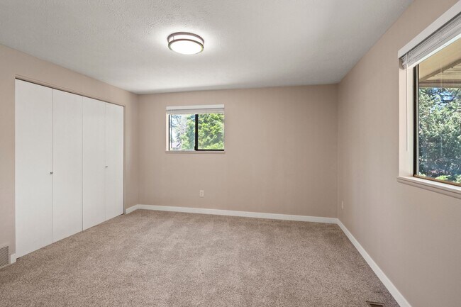 Building Photo - 4 Bed 3 Bath Home in Cul-de-sac with Massive 18X40 insulated shop