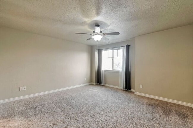 Building Photo - Beautiful Orem Townhome
