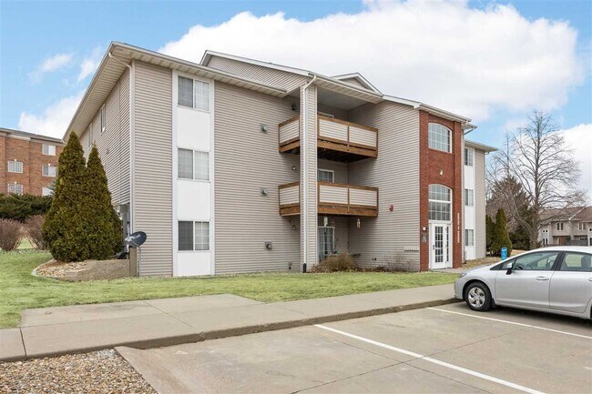 Building Photo - 2432 Rushmore Dr