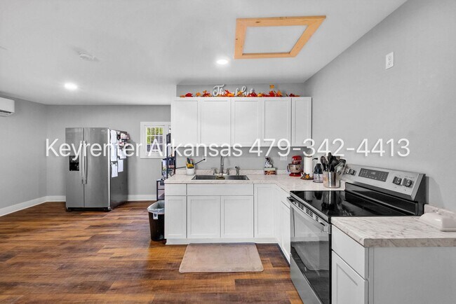 Building Photo - Charming 1 Bedroom Cottage-Style Home with Spacious Yard