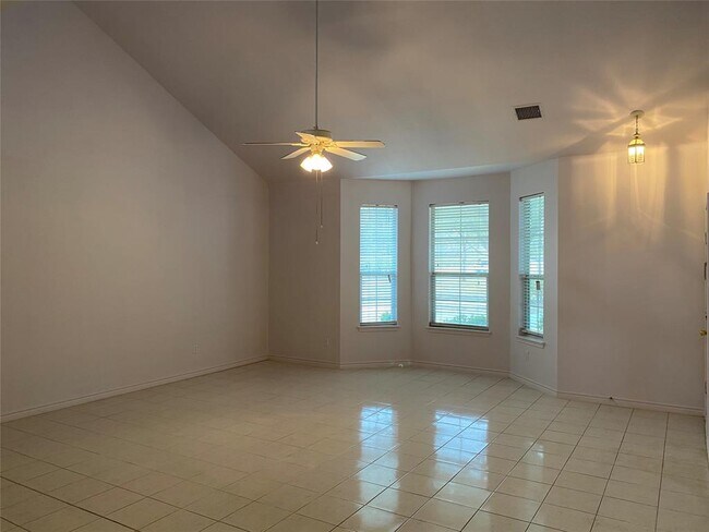 Building Photo - 1850 Logan Dr