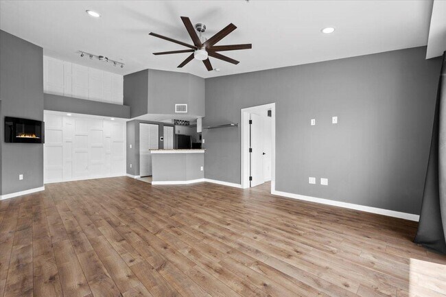 Building Photo - 800 Crestwood Ct S