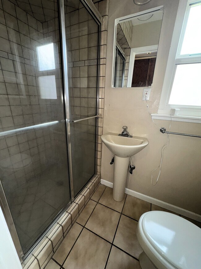 Building Photo - 454 W Twain Ave