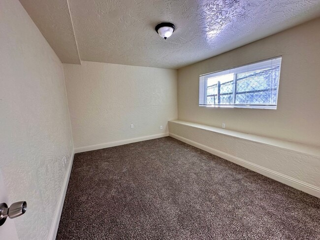Building Photo - LARGE DOWNSTAIRS CORNER UNIT 2 BED 1 BATH