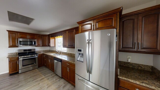 Building Photo - 5BD/2BA, Large Bedrooms!