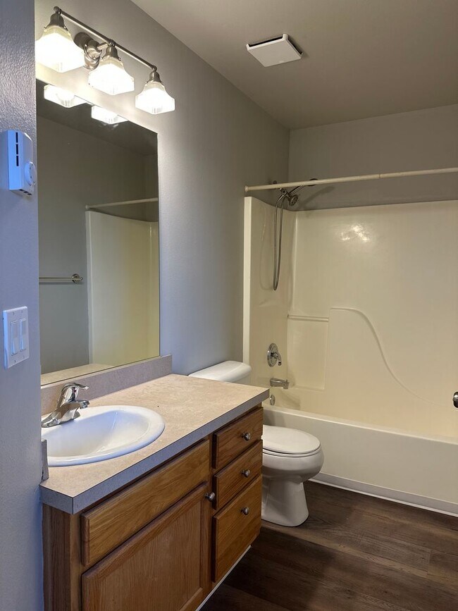 Building Photo - Juniper Ave 4-Plex (Juniper Prop.) - 02900-JUNI-00