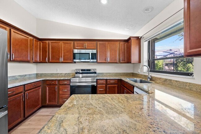 Building Photo - 2386 SW Creekside Dr