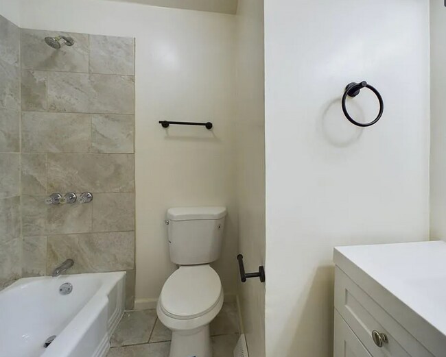 Building Photo - Spacious 4 Bed | 2 Bath Renovated Home!