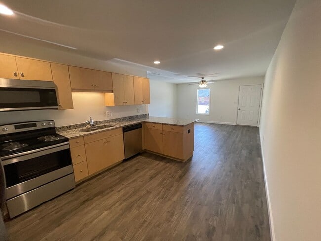Building Photo - Available July 23rd, 2026! 2BD 1 BA Duplex in Super Convenient Location