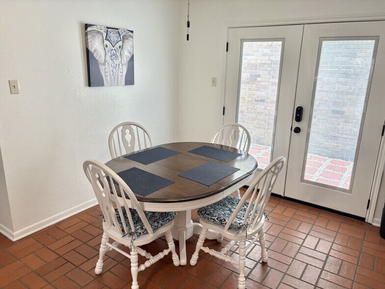 Building Photo - 941 Navidad St