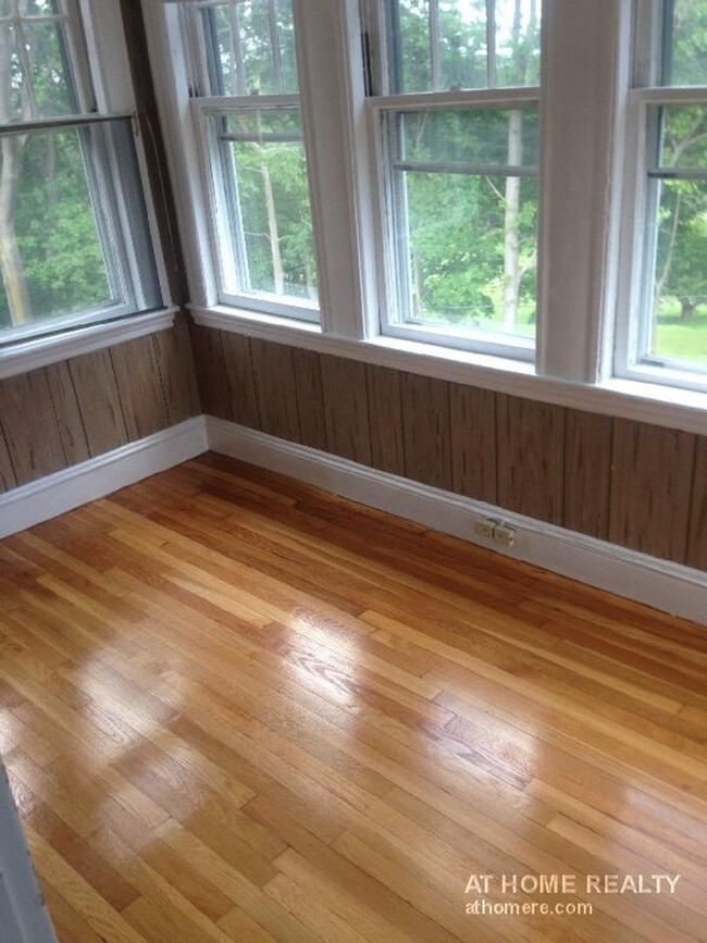 Building Photo - Spacious 4 Bed Right In Chestnut Hill