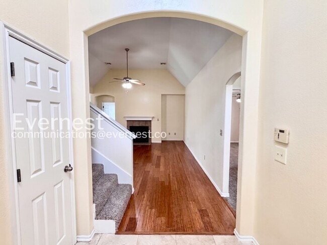 Building Photo - 4 Bed/2 Bath Home with Fenced Yard & Garage / Pet-Friendly / Available Now!