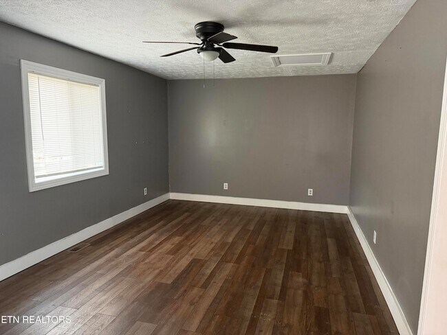 Building Photo - 152 Country Way Dr