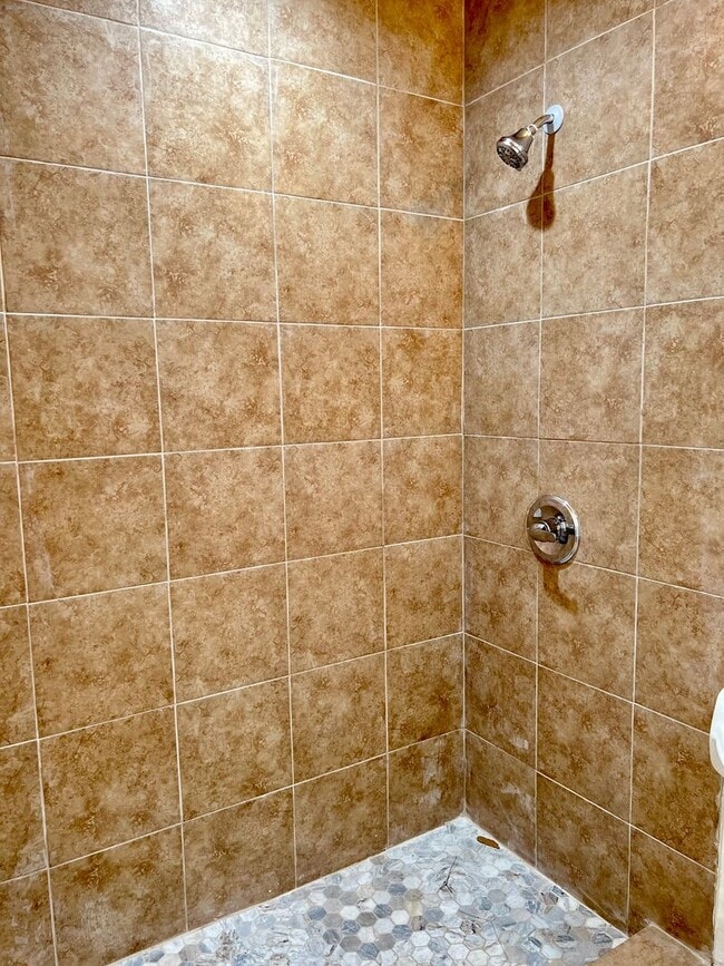 Building Photo - 4 BED HOUSE with Garage, Yard, Pets Consid...