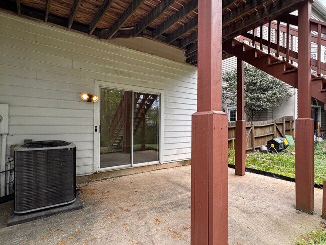 Building Photo - Briarwood Townhome close to NGIC and Hollymead Town Center!