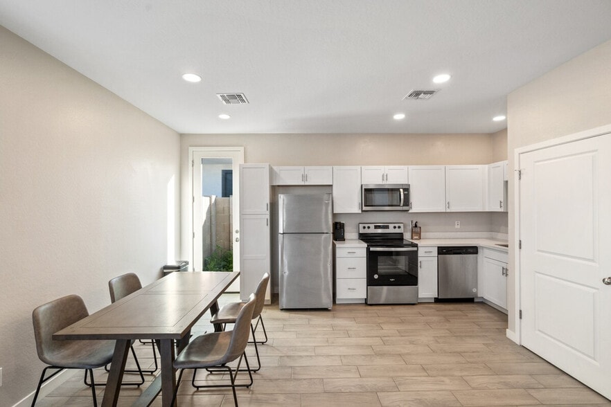 Building Photo - 6606 W Paradise Ln