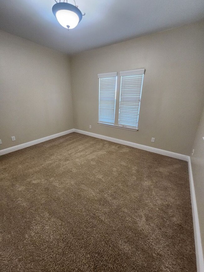 Building Photo - Gorgeous and Spacious 4 Bedroom Home