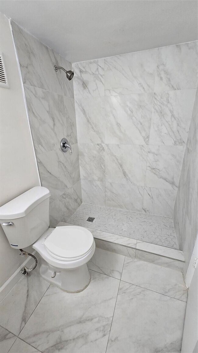 Building Photo - 13390 NE 7th Ave