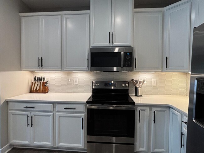 Building Photo - 300 Golan Cir