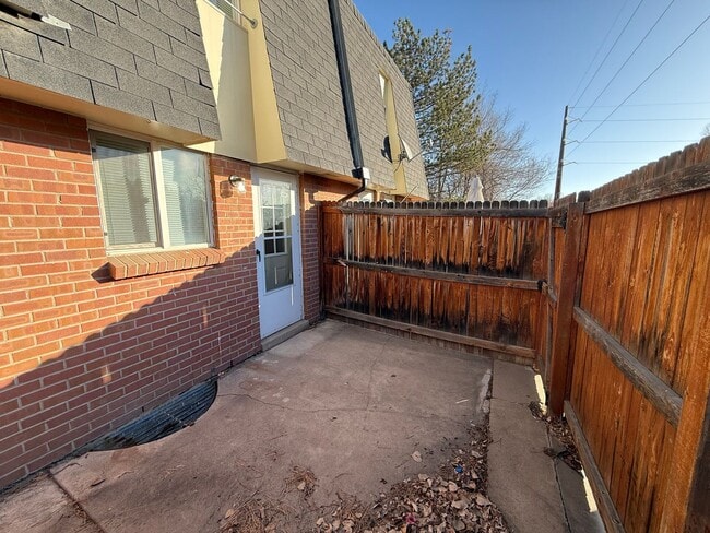 Building Photo - Spacious 2 Bed / 1.5 Bath in Centennial with In-Unit W/D