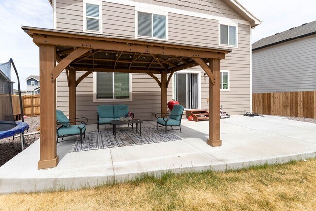 Building Photo - Bright & Beautiful 4BD Home in Lorson Ranc...