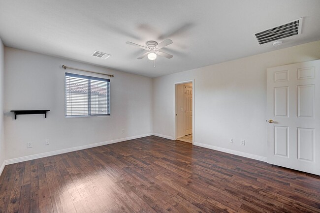 Building Photo - N Las Vegas Beautiful 3 bedroom townhome w...